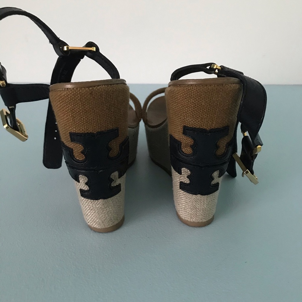 Tory Burch wedge with logo. Size 5 - Picture 4 of 8